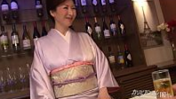 JAPAN Av หนังโป้ญี่ปุ่นไม่เซ็นเซอร์ หลอกเย็ดหีเจ้าของร้านไวน์สาวแก่เห็นหนุ่มหีก็แฉะแล้วลูก เย็ดหีคนแก่เถอะเดี๋ยวให้กินไวน์ฟรีxxx