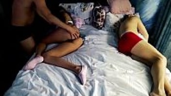 หนังโป๊xฝรั่งแนวแอบเย็ดXNXX จับเย็ดหีเมียเพื่อนรีบเย็ดรีบแต่กระแทกหีตอนเพื่อนเมาหลับ เย็ดหีบนเตียงนอนตะแคงเย็ดหีสด
