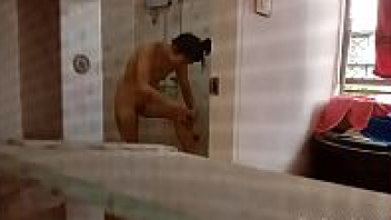 คลิปโป๊Vip แอบถ่ายน้องสาวอาบน้ำที่หอพัก ห้องทำน้ำไม่ไหล ลืมจ่ายค่าไฟ อาบก็ไม่ปิดประตู โชว์อยากนี้พี่ัมันเงี่ยนแย่