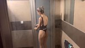 pornฝรั่ง แอบเย็ดหีแฟนในห้องอาบน้ำหญิง เข้ามานัวเนียยืนพิงกำแพงเย็ด ซอยถี่จนใกล้แตกชักมาพ่นน้ำเงี่ยนใส่หน้า
