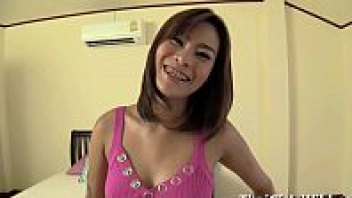 thaigirlswild หนังโป้ไทยกับฝรั่ง ไซด์ไลน์ผมสั้นสาวไทยหีเนียน เปลี่ยนลุคการขายหีมาเย็ดกับฝรั่งเป็นถ่ายหนังผู้ใหญ่20+หาเงินแทน