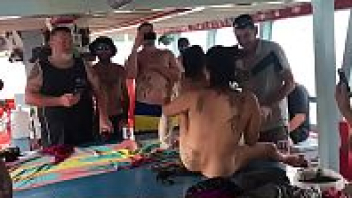 จอดเรือเย็ดกลางอ่าวอันดามัน XXXหลุดสองสาวไทย ถูกกลุ่มฝรั่งสวิงกิ้งบนเรือแบบไม่ยั้ง รูหีบานแน่นอน RO89 การันตีให้เลย ช่วงรอต่อคิวเย็ดเห็นควยฝรั่งแต่ละคนแล้ว ดุ้นใหญ่ยาวเกือบทุกคน