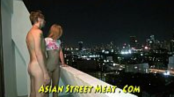 หนังโป๊ผู้ใหญ่ฟรี xxxฝรั่งพากะหรี่สาวลาวไปเย็ดริมระเบียงดูราหูอมจันทร์ Asian Street Meat ยืนซอยหีท่าหมาแล้วพาไปเย็ดเล่นท่าต่อในห้องจนน้ำหีแตก