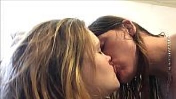 porn สองสาวเลสเบี้ยนจูบปากแลกลิ้นบนโซฟาอย่างเมามันส์ก่อนเอาจู๋ปลอมมาสวมแล้วเอาควยหีกระเด้าxxxจนเสร็จคารู