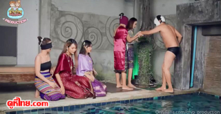 ไทยxโบราณ ใส่ชุดไทยแนวคลาสสิค นางนพมาศ เจอชายแปลกหน้าโผ่ลจากสระว่ายน้ำ เปลือยกายเป้าตุงถูกรุมโทรมด้วยหญิงเงี่ยนไทย – ชายต๊องหญิงเพี้ยน